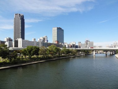 Nehir, Tokyo şehri, Japonya boyunca yer alan şehir binalarının görüntüsü 