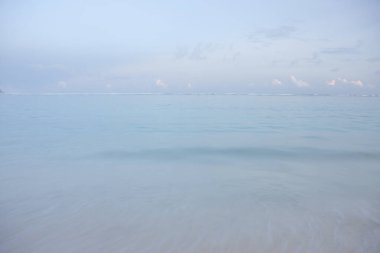 Manzaralı deniz manzaralı güzel tropikal plaj ve mavi gökyüzü                              