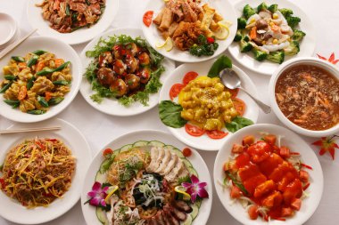 Tabaktaki farklı salataların ve lezzetli yemeklerin yakın plan görüntüsü             