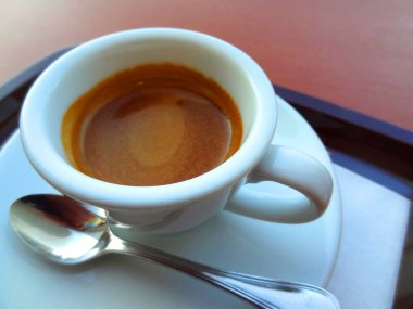 Kahve fincanı ve masada kahve.