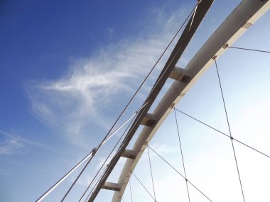 modern mimari köprüsü ve mavi gökyüzü