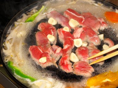 Çin bifteği ve sıcak çorba pişirmek.