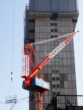 Vinçler ve inşaat alanı