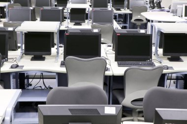 Sınıfta bilgisayar olan boş okul sınıfı