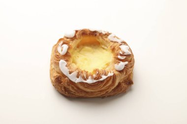 Beyaz masa arkasında Danimarka ekmeği