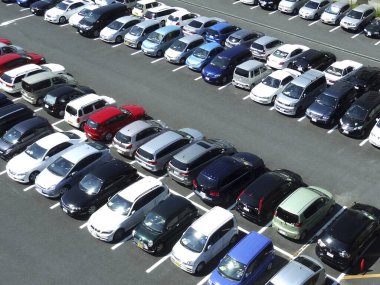 Park halindeki arabaların geniş otoparkı doldurması.