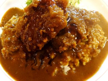 Lezzetli kızarmış tavuk servisi.