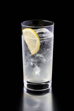 Bir bardak buzlu ve limonlu cin tonik.