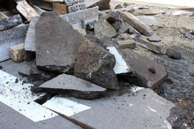 İnşaat alanında buldozer ve taş yığını.