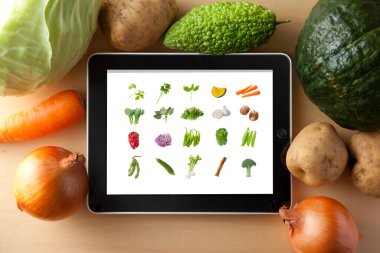 Sebzeli modern tablet cihazının yakın görüntüsü