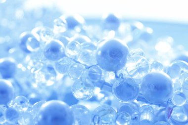 Parlak kristallerle soyut mavi ve açık arkaplan             