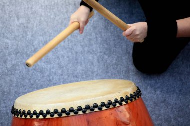 Bir adam davul çalıyor. Yakın çekim. 