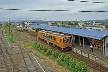 Şehirdeki tren istasyonunda. 