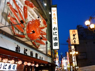 Gece vakti Osaka 'nın Dotonbori Bölgesi' ndeki Kani Doraku Restoranının İkonik Dev Yengeç İşareti