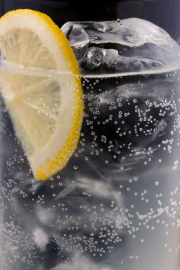 Bir bardak buzlu ve limonlu cin tonik.