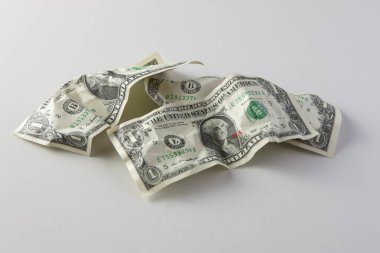 Dolar banknotları beyaz arkaplanı kapatır 
