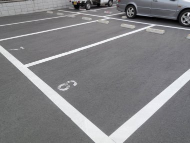 Şehirdeki arabaların park alanındaki beyaz semboller