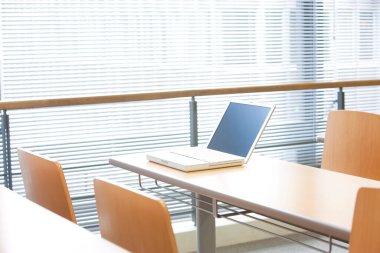 Tahta masadaki dizüstü bilgisayarın yakın görüntüsü