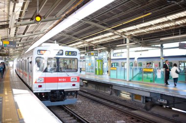 Tren istasyonunda. İnsanlarla dolu şehir metrosu 