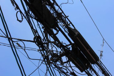 yüksek voltajlı elektrik iletim pilonu ve kablolar                  