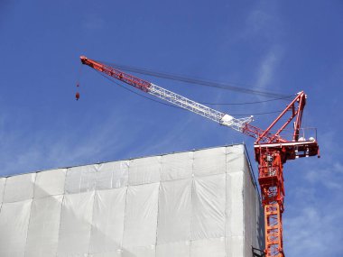 Mavi gökyüzü arka plan inşaat vinç 