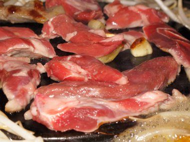 Arka planda kızarmış domuz pastırması, kapat.