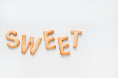 Beyaz arka planda kurabiyelerden yapılmış alfabe. Tatlı.