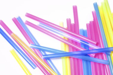 Beyaz arkaplanda renkli pipetlerin yakın plan görüntüsü    