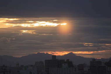 Güzel, parlak gün batımı gökyüzü ve şehir silüeti                                       