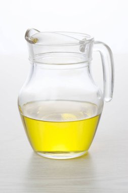 Sarı sıvı tutan temiz cam sürahi.