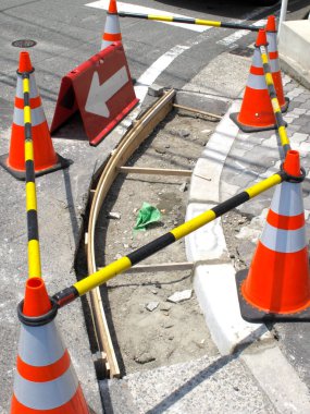 Yol yapım alanı turuncu trafik konileriyle işaretlenmiş.