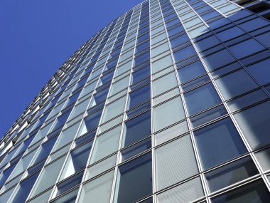 Şehir ve mavi gökyüzünün modern şehir mimarisinin düşük açılı görüntüsü                       