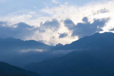 Akşam ışığında bulutlu dağlar, yüksek kaliteli fotoğraflar.
