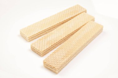 Beyaz arka plandaki lezzetli gofretleri kapatın. Tatlı tatlı.                                      