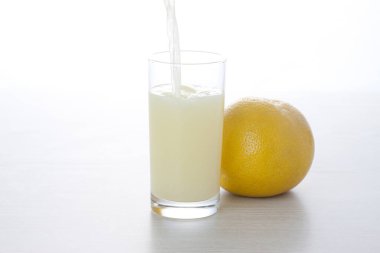 Bardakta taze sıkılmış limonata, yakın görüş.