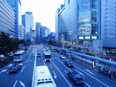 Şehir caddesi manzaralı, arabalı ve çevresindeki binalarla