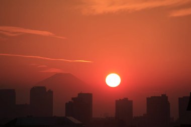 Güzel, parlak gün batımı gökyüzü ve şehir silüeti                                       