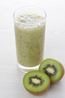 Bardakta taze kivi suyu, manzarayı kapat.