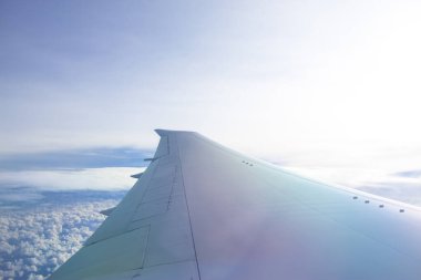 Gökyüzünün güzel manzarası, bulutların üzerinde uçuyor.         