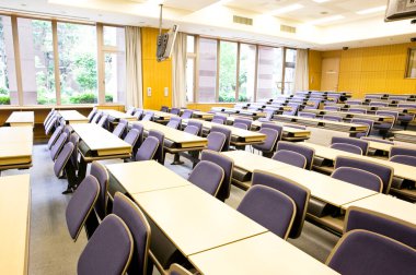 Üniversitede sandalyeli ve masalı modern boş sınıf 