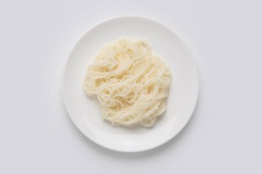 Beyaz arka planda beyaz tabakta lezzetli makarna manzarası      