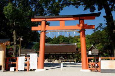 Eski Japon tapınağı, Kami 'ye, Shinto tanrılarına ya da ruhlarına adanmış kutsal mekanlar.