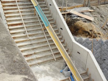 İnşaat alanında beton merdiven var.