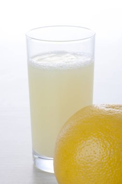 Bardakta taze sıkılmış limonata, yakın görüş.