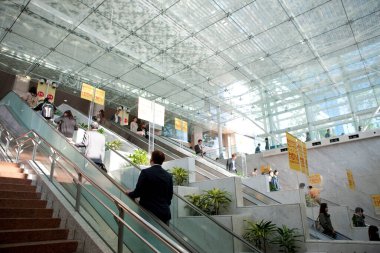  Japonya 'daki Tokyo istasyonunda yürüyen kimliği belirsiz insanlar var.