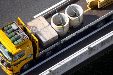 İnşaat malzemeleriyle birlikte kargo aracının genel görünümü 