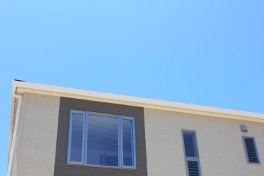 Şehirdeki modern apartman ve mavi gökyüzü