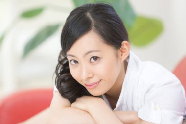 Kameraya gülümseyen Genç Asyalı kadın