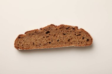 Beyaz arka plan üzerinde izole taze dilimlenmiş ekmek