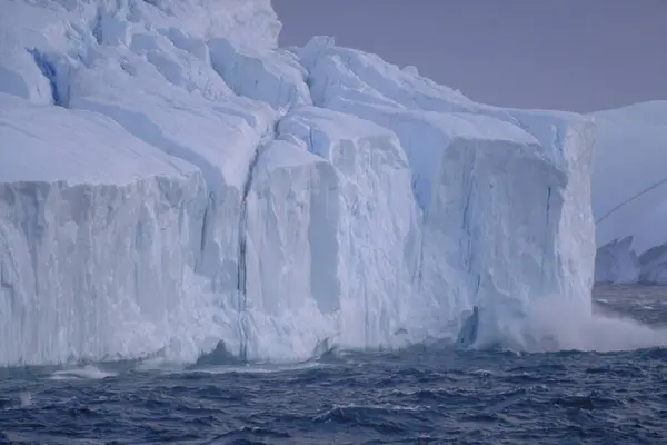 Iceberg Flotando Las Frígidas Aguas —  Fotos de Stock